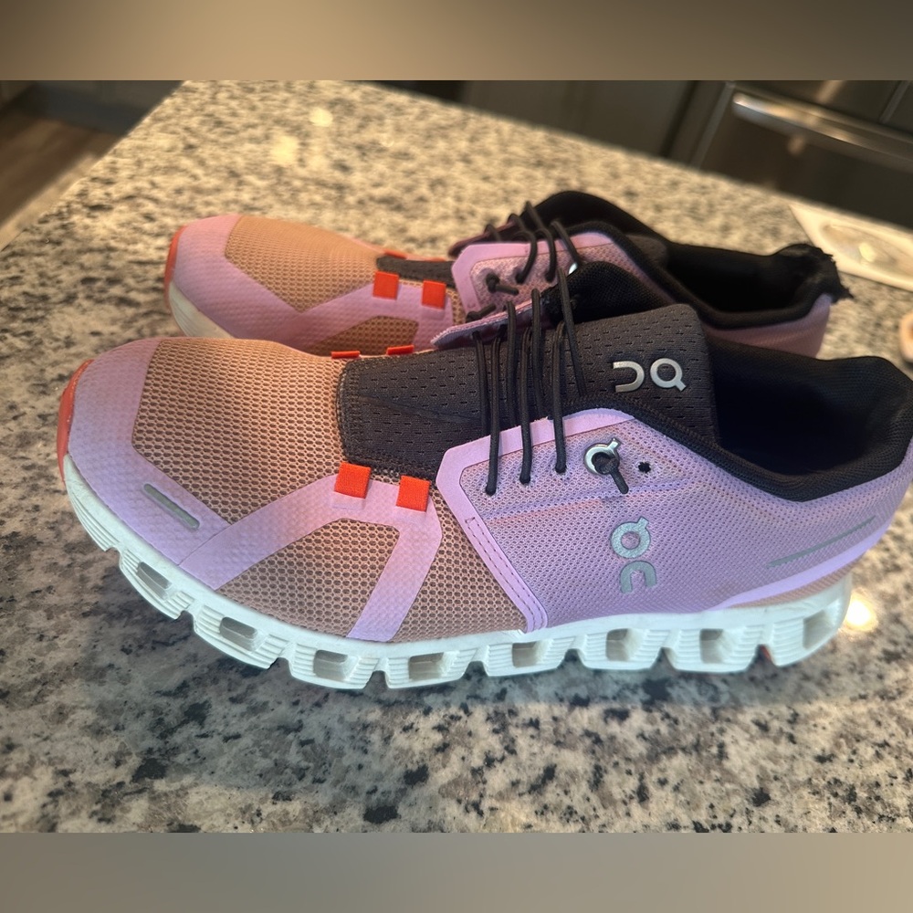 On Cloud 5 sneakers women size 9